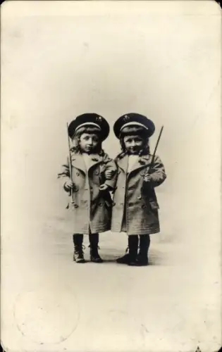 Ak Zwei Kinder mit Mütze, Tambourstab