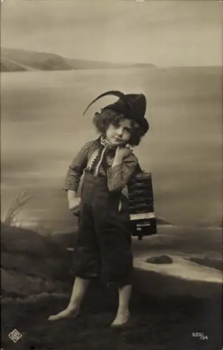 Ak Kind in Tracht, Portrait
