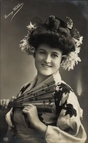 Ak Sängerin und Schauspielerin Emmy Wehlen, Portrait, Fächer