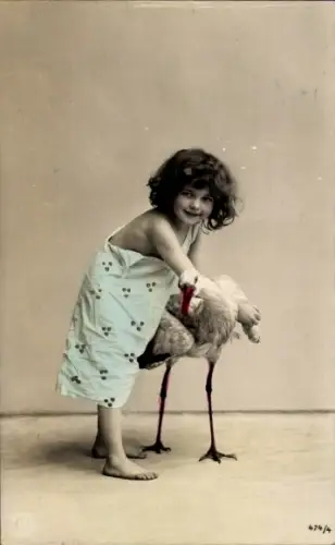 Ak Kleines Kind mit einem Storch, NPG 474/4