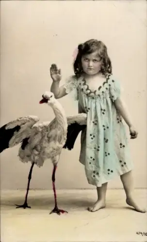 Ak Mädchen mit Storch, Portrait