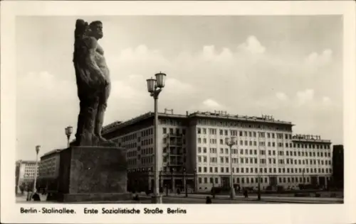 Ak Berlin Friedrichshain, Stalinallee, Erste Sozialistische Straße Berlins, Statue