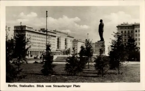 Ak Berlin Friedrichshain, Stalinallee, Blick vom Strausberger Platz, Stalin Denkmal
