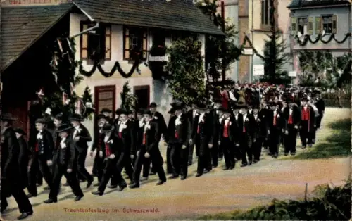 Ak Trachtenfestzug im Schwarzwald, Dorf im Festschmuck, Umzug der Männer