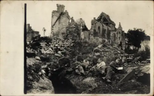 Foto Ak deutsche Soldaten in Uniform am Kriegsschauplatz, 216 Ldst. Battl. 16, 4. Komp., 1. WK