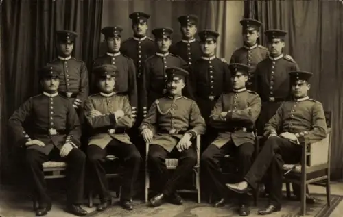 Foto Ak Wiesbaden, Deutsche Soldaten in Uniform, Gruppenbild