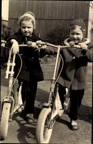 Foto Ak Kinder mit Roller, Portrait