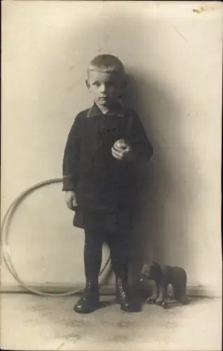 Foto Ak Knabe mit Reifen, Portrait