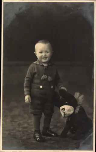 Foto Ak Knabe mit Spielzeug, Portrait