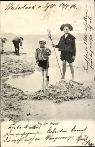 Ak Zwei Jungen mit einem Fangnetz am Strand, Bei der Arbeit