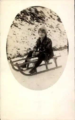 Foto Ak Junge auf einem Schlitten