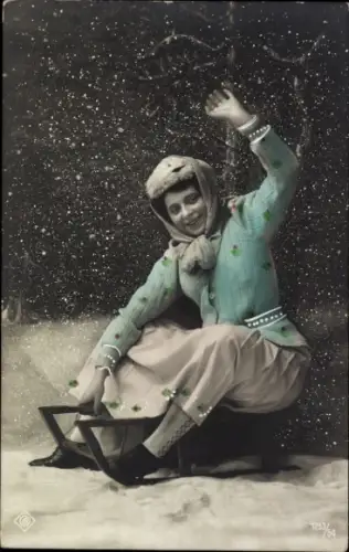 Ak Junge Frau auf einem Schlitten, coloriert