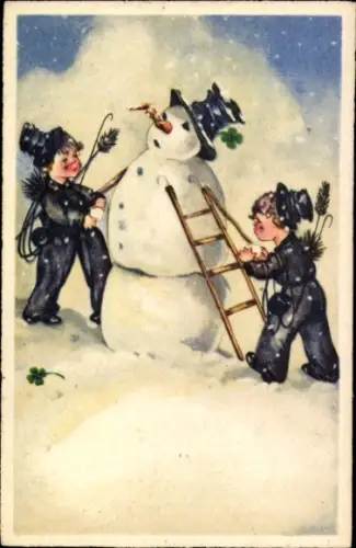 Ak Glückwunsch Neujahr, Zwei Schornsteinfeger bauen einen Schneemann, Kleeblätter