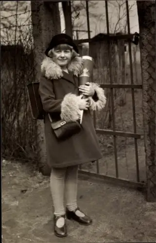 Foto Ak Kinderportrait, Mädchen im Mantel zum 1. Schulgang, mit Zuckertüte, Ranzen und Umhängetasche