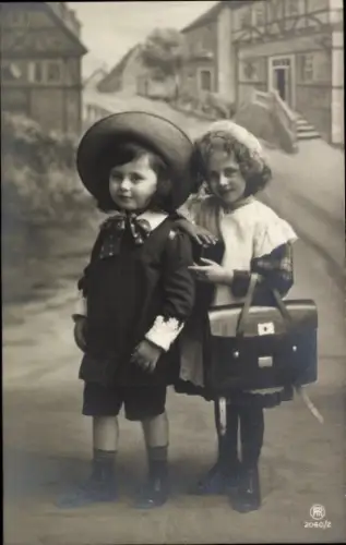 Ak Kinderportrait, Junge und Mädchen mit Schultasche