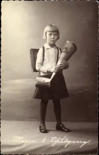 Foto Ak Kinderportrait, Mädchen zum 1. Schulgang, mit Zuckertüte, Ranzen und Umhängetasche