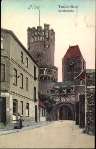 Ak Tangermünde an der Elbe,  Neustädtertor, Stadttor mit Rundturm, Kirchturm mit Uhr