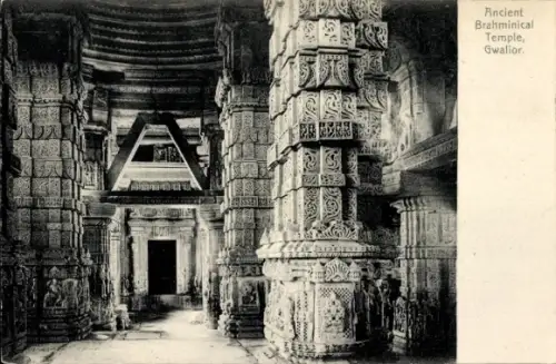 Ak Gwalior Indien, verzierte Steinsäulen, geschnitzte Reliefs, Blick auf Durchgangstür, gestufte 