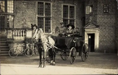 Foto Ak Kutsche, Paar, Matrose, Pferd, Fahrrad, Freitreppen