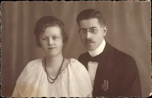 Foto Ak Lauenburg an der Elbe, Frau, Mann mit EK Spange, 1924