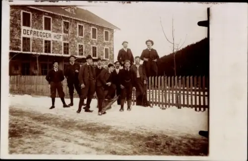Foto Ak Defregger Hof, Menschengruppe