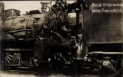 Foto Ak Durch Fliegerbombe beschädigte Lokomotive, Eisenbahn