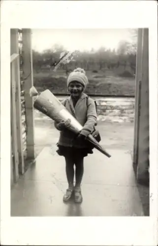 Foto Ak Kinderportrait, Mädchen mit Zuckertüte am ersten Schultag, 13. April 1931