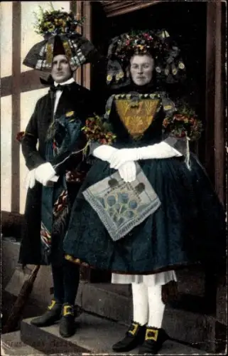 Ak Hessische Volkstrachten, Schwälmer Brautpaar, Hochzeitspaar, Hüte