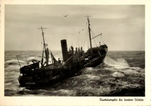 Ak Fischdampfer bei hartem Wetter