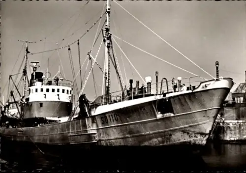 Ak Bremerhaven, Fischdampfer in der Schleuse