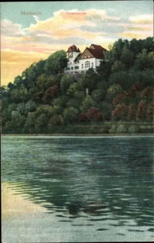 Ak Hameln in Niedersachsen, Blick auf Fluss und den Felsenkeller im Grünen