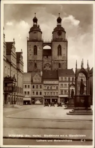 Ak Lutherstadt Wittenberg,  Stadtkirche, Standbilder Luthers und Melanchthons