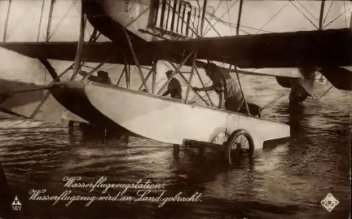 Ak Wasserflugzeugstation, Wasserflugzeug wird an Land gebracht