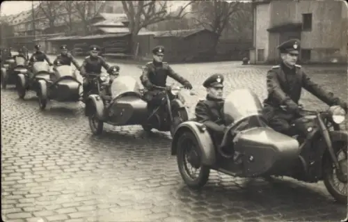 Foto Ak Motorräder mit Beiwagen, Männer in Uniformen, Januar 1937