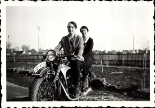 Foto Motorrad, Kennzeichen IIB-6241, Ehepaar