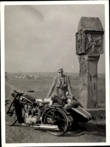 Foto Motorrad mit Beiwagen, Frau, Säule