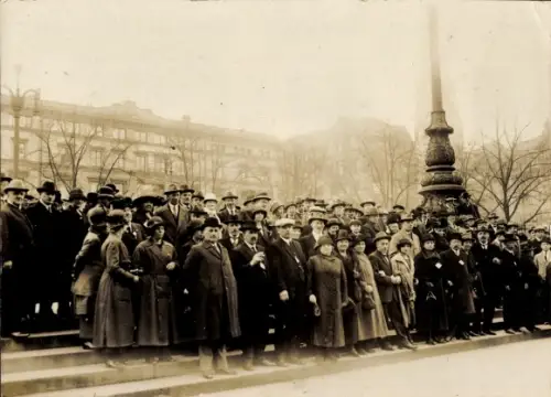 Foto Berlin Neukölln, Menschengruppe, Gebäude