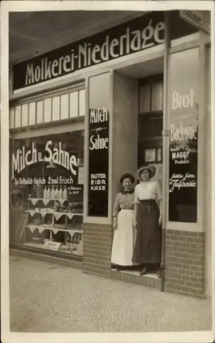Foto Ak Berlin?, Molkerei-Niederlage, Schaufenster, Zwei Frauen