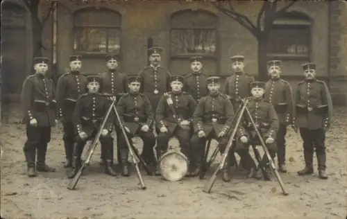 Foto Ak Deutsche Soldaten in Uniformen, Kaiserzeit, Gewehr