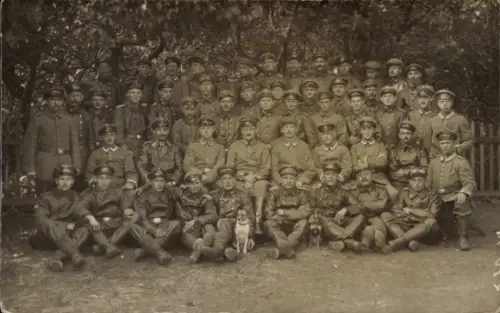 Ak Dresden Altfranken, Eine Gruppe Soldaten in Uniform steht vor einem Baum. In der Mitte der ...