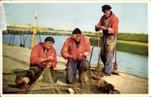 Ak Fischfang, Fischer flicken die Netze