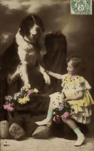 Ak Mädchen mit einem Hund, Blumen