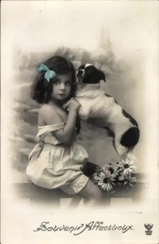 Ak Mädchen mit Hund, Blumen