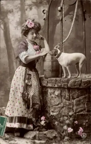 Ak Junge Frau am Brunnen, Hund