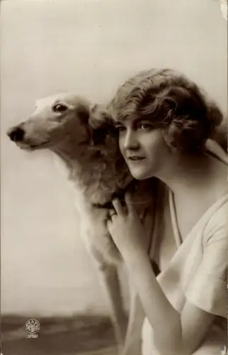 Ak Frau mit einem Windhund, Portrait