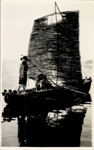Foto Ak Zwei Männer im Segelboot