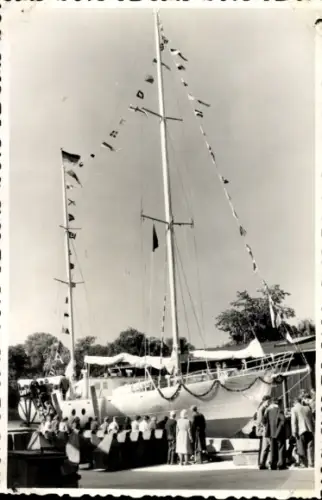Foto Schiff im Hafen, Fahrgäste