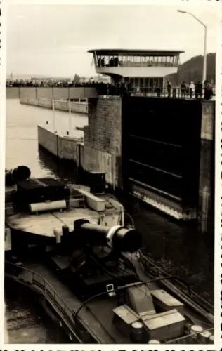 Foto Ak Schleusenanlage, Schiff, Transport