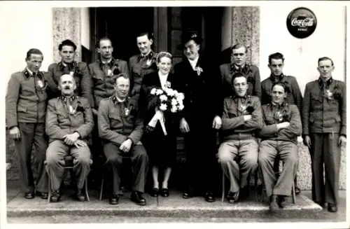 Foto Ak St. Gilgen in Salzburg, Festgesellschaft vor Gasthaus, Uniformen, Reklameschild Coca Cola