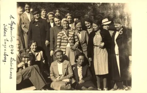 Foto Ak Salenstein Kanton Thurgau, Menschengruppe, Schloss Eugensberg